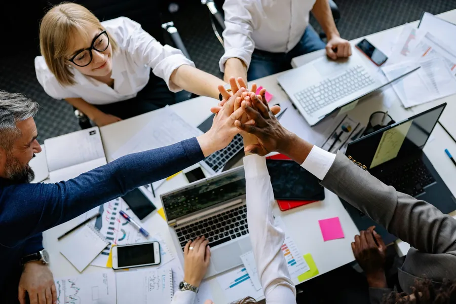 Equipe empresarial em reunião de benefícios — plano Nossa Saúde empresarial em Joinville